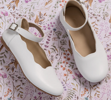 Load image into Gallery viewer, Girl&#39;s Ondina Flats In White
